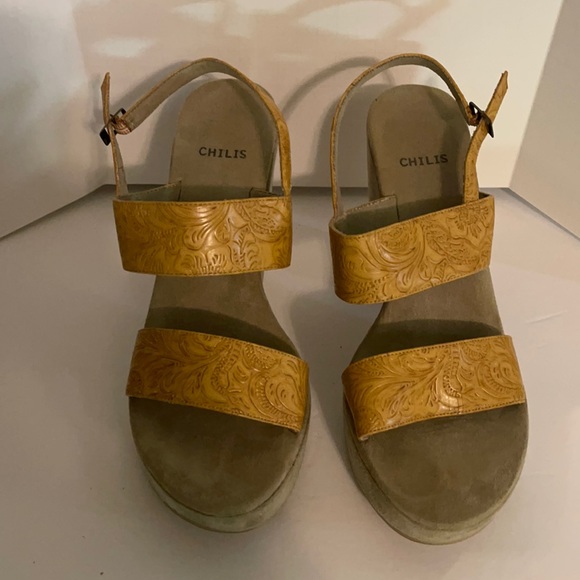 Light tan platform sandals size 10 - Picture 1 of 4